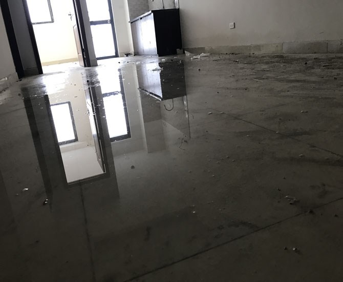Sàn căn hộ đầy nước bẩn.