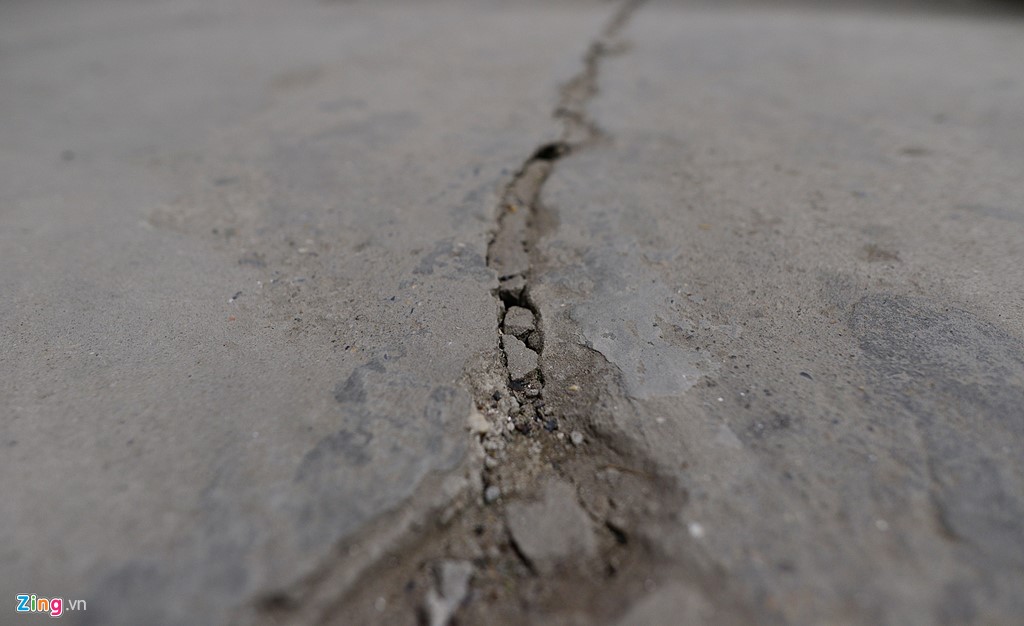 Chấn động từ việc thi công dự án cũng làm cho mặt đường bê tông tại ngách 20/28 đường Kim Giang bị nứt. Mặc dù nhà thầu có cho thợ sang “vá lại”, nhưng một thời gian sau lại xuất hiện đường nứt mới chạy dài.