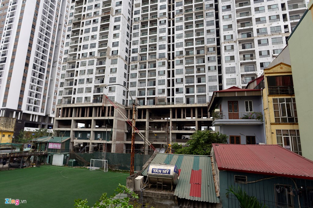Chung cư Five Star Kim Giang (số 2 đường Kim Giang, Thanh Xuân, Hà Nội) nằm trên lô đất 1,2 ha, mật độ xây dựng gần 40%, bao gồm 3 tầng thương mại, 25 tầng căn hộ. Theo phản ánh của nhiều hộ dân sống xung quanh, dự án này gây tiếng ồn lớn, làm nứt, lún nhiều nhà.