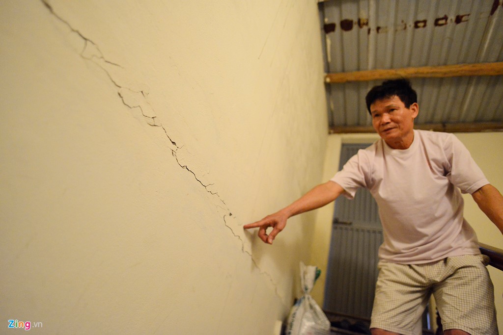 Ông Nguyễn Văn Bình cho biết dự án xây dựng của chung cư này gây lún, nứt nhà ông nghiêm trọng từ tầng 1 đến tầng 5, đặc biệt là khu vệ sinh và tường bao quanh nhà. Thời điểm ghi nhận thực tế tại nhà ông Bình, các vết nứt trên chạy dài, bề rộng vết nứt càng ngày càng mở lớn hơn.