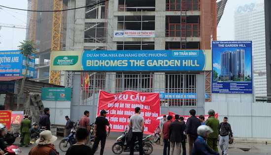 Khách hàng góp vốn chăng băng rôn phản đối chủ đầu tư dự án Bidhomes The Garden Hill.