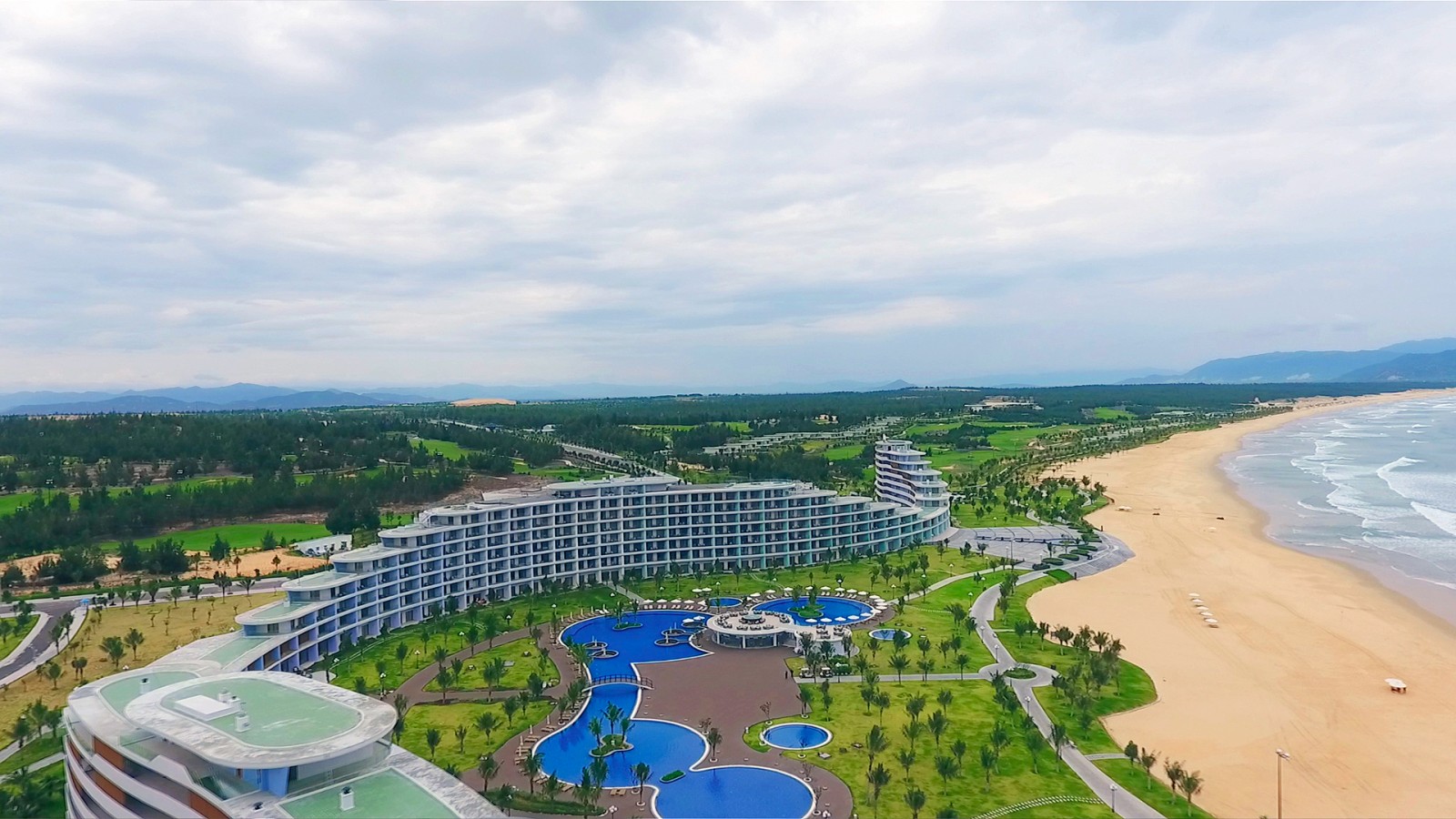 Khách sạn FLC Luxury Hotel Quy Nhơn đã được Giải thưởng Bất động sản châu Á bình chọn là khách sạn có “Thiết kế cảnh quan đẹp nhất” và có “Thiết kế kiến trúc độc đáo nhất” năm 2016.