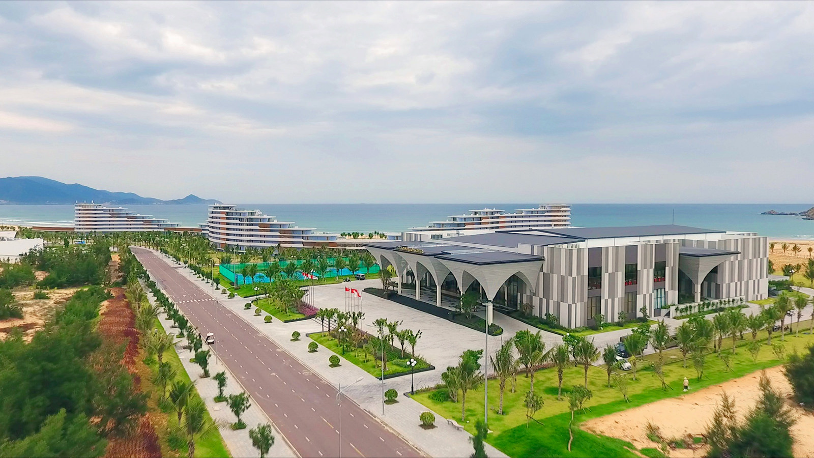 Quần thể du lịch nghỉ dưỡng FLC Quy Nhơn Beach & Golf Resort tọa lạc tại Nhơn Lý, TP. Quy Nhơn, tỉnh Bình Định, có diện tích 1.300ha, tổng mức đầu tư 7.000 tỷ đồng.