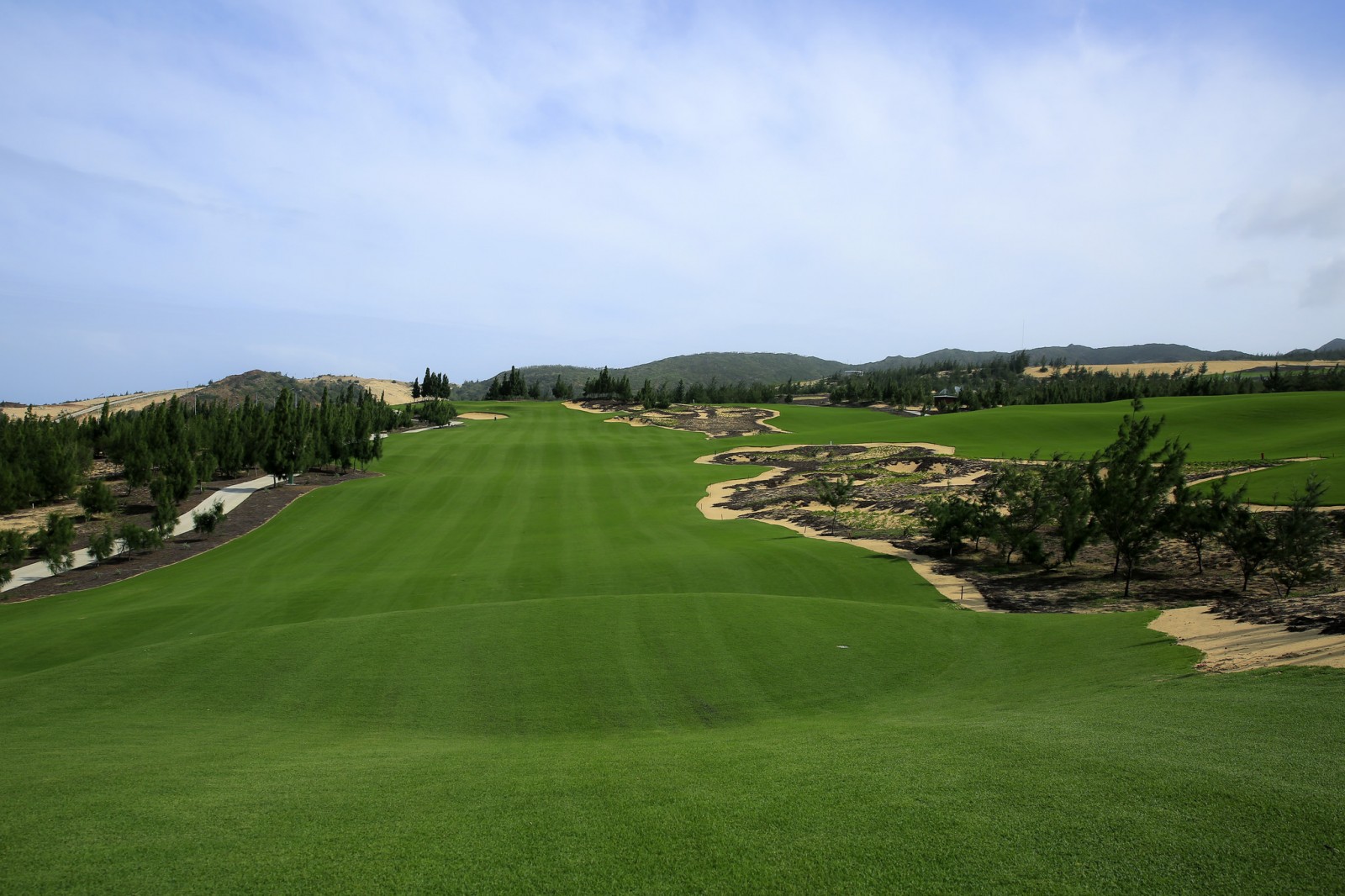 Sân golf FLC Quy Nhon Golf Links do Nicklaus Design và Flagstick, hai đơn vị đã thiết kế và quản lý thi công hơn 400 sân golf nổi tiếng trên thế giới đảm nhiệm.