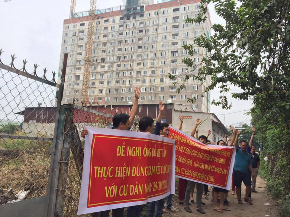 Khách hàng Tân Bình Apartment bức xúc đi đòi nhà (Ảnh: FB: Hội Cư Dân Tân Bình Apartment).