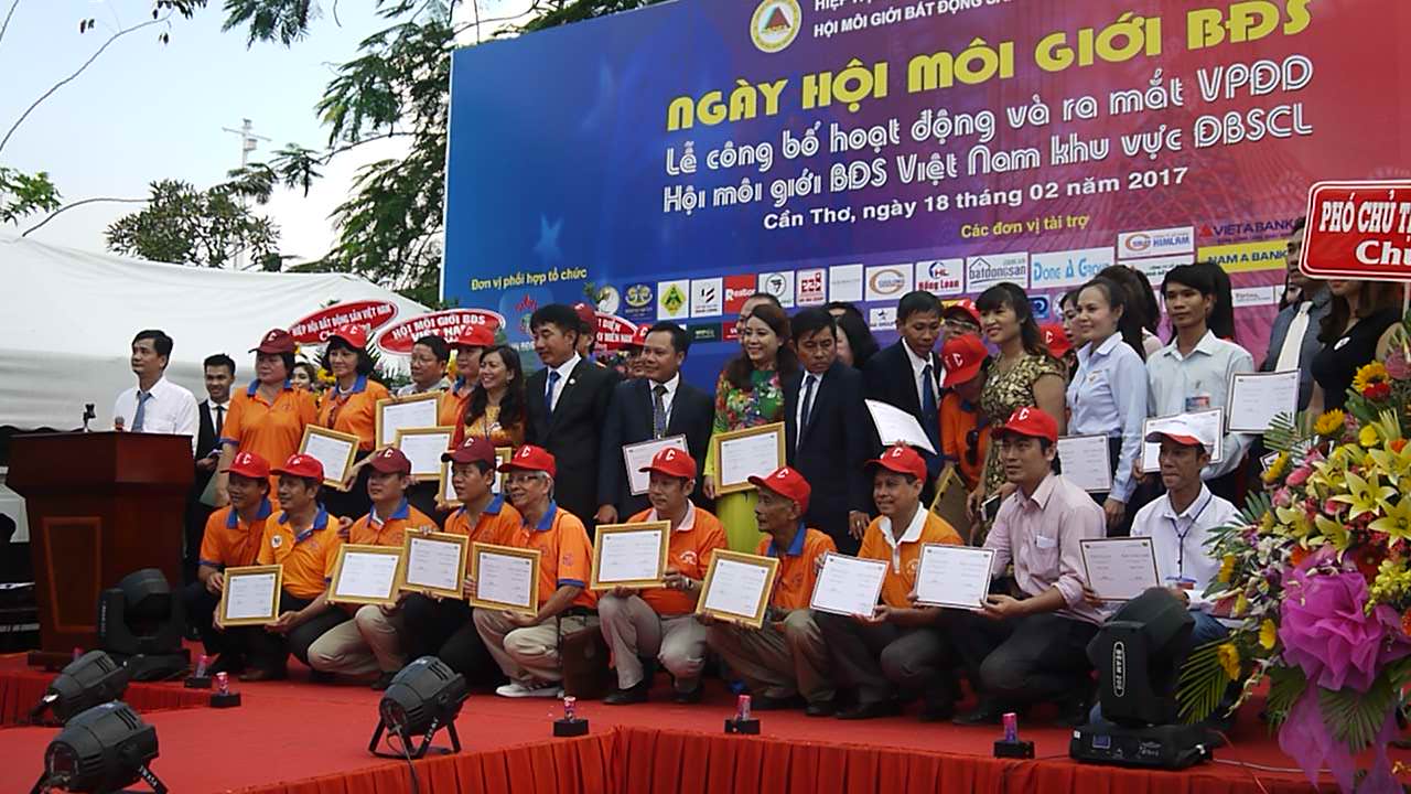 Trao giấy chứng nhận hội viên Hội môi giới Bất động sản Việt Nam cho hơn 100 hội viên mới tại khu vưc ĐBSCL.