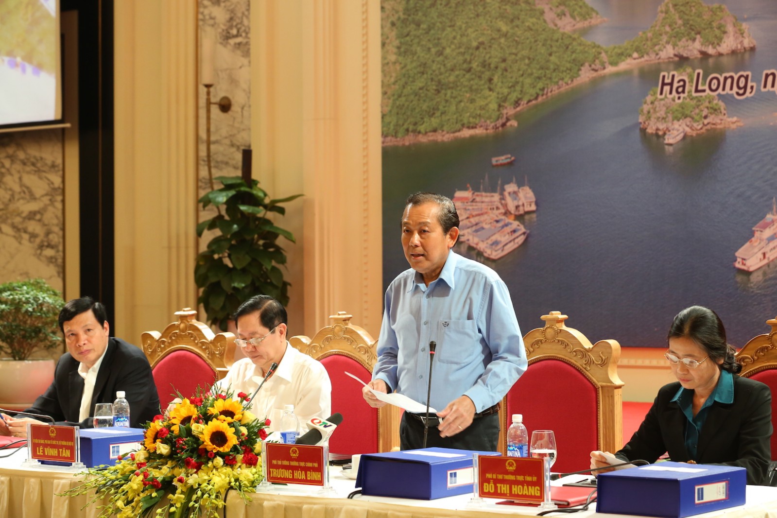 Phó Thủ tướng Thường trực Trương Hòa Bình làm việc với lãnh đạo chủ chốt tỉnh Quảng Ninh về Đề án xây dựng Đơn vị hành chính-kinh tế đặc biệt Vân Đồn. Ảnh: VGP/Lê Sơn.