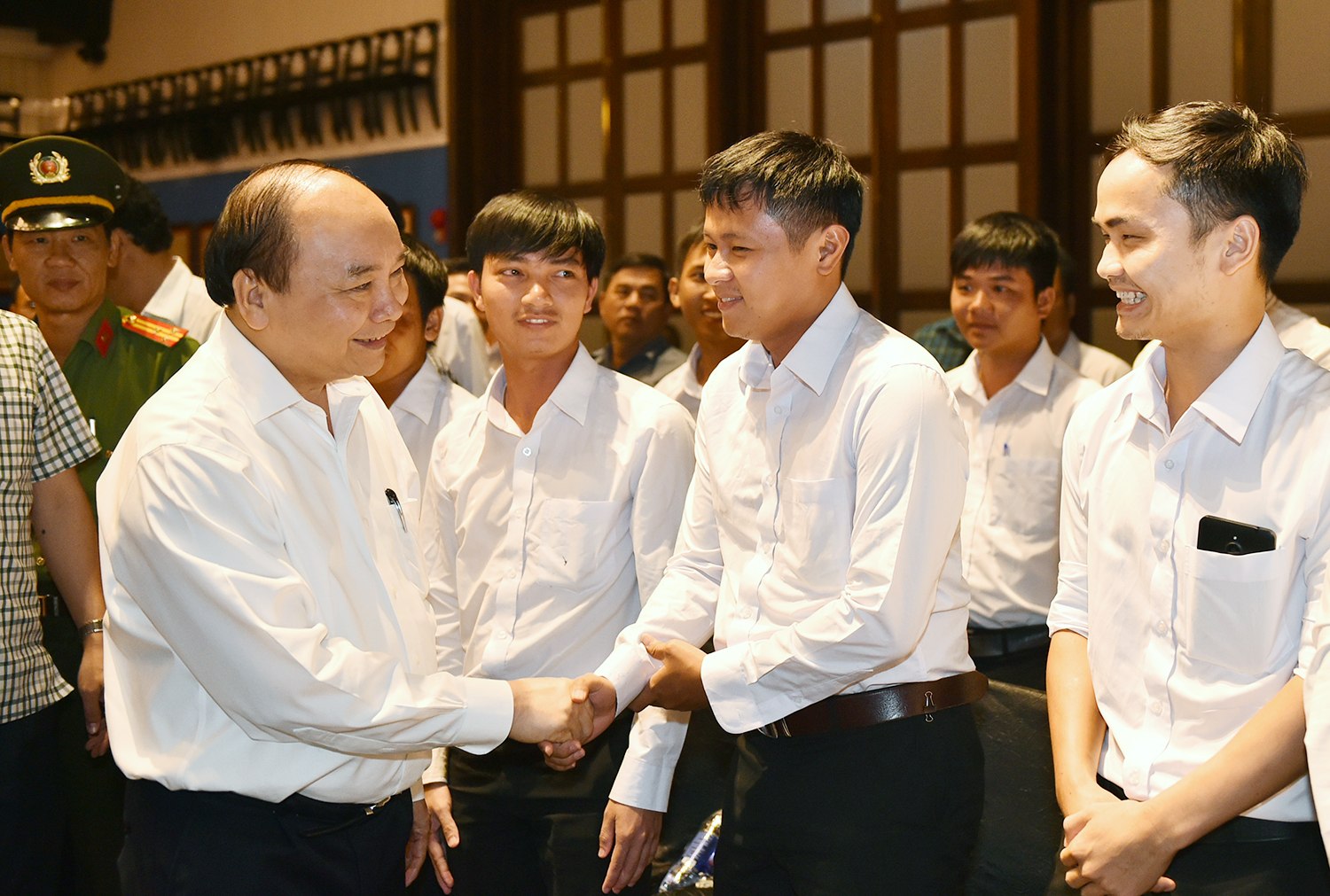 Thủ tướng Nguyễn Xuân Phúc trò chuyện với nhân viên của Tập đoàn Sun Group tại Phú Quốc. Ảnh: VGP/Quang Hiếu.