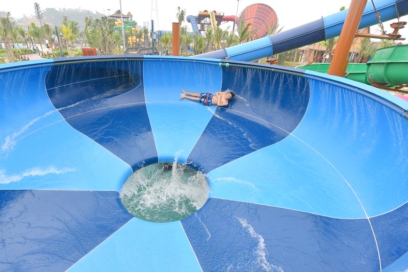 Điểm nhấn tại công viên nước Typhoon Water Park là các trò chơi mạo hiểm dành cho những người đam mê thử thách. Và để có được những trải nghiệm tuyệt vời, “bùng nổ” nhất, để thỏa sức khám phá giới hạn của bản thân, hãy thử cảm giác “rơi tự do” từ độ cao hơn 20m trên những đường trượt xoắn ốc siêu tốc, quăng mình xoay tròn 360 độ trong trò chơi “Cơn bão nhiệt đới”. Hoặc thử “đo” độ gan dạ trên chiếc phễu khổng lồ nghiêng 45 độ “Cuồng phong lốc xoáy”, để rồi trải nghiệm hành trình “Cưỡi rồng vượt thác” chinh phục đại dương… Vượt qua chuỗi thử thách gian nan, sau cùng, món quà tuyệt vời nhất mà công viên Vịnh lốc xoáy dành tặng các “chiến binh” dũng cảm là khoảng thời gian thư giãn lý tưởng, được thả mình trôi trên “Dòng sông lơ đãng” hiền hòa, xanh mát bao quanh công viên.