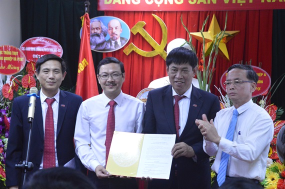 Đại diện Bộ TT-TT trao Giấy phép hoạt động Báo điện tử Nông nghiệp Việt Nam cho Báo Nông nghiệp Việt Nam.
