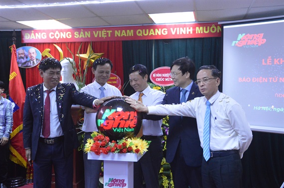 Các đại biểu bấm nút khai trương Báo điện tử Nông nghiệp Việt Nam - nongnghiep.vn.