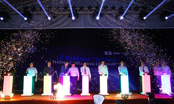Các đại biểu bấm nút khởi động hệ thống chiếu sáng mỹ thuật cầu Nhật Tân.