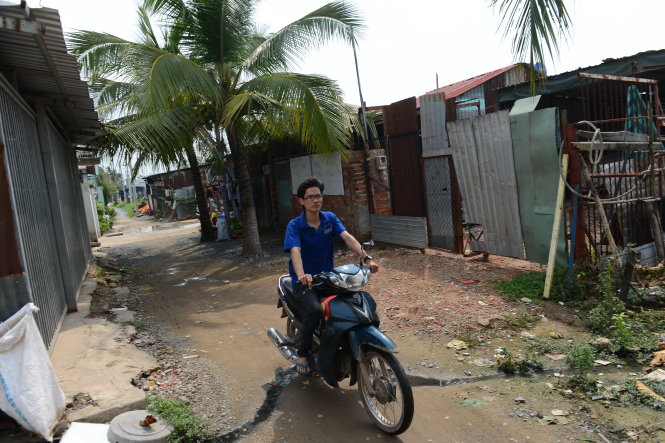 Nhiều người dân có nhà đất trong khu quy hoạch ở P.Thạnh Xuân, Q.12 (TP.HCM) đang chờ được cấp phép xây dựng tạm để xây cất lại nhà - Ảnh: QUANG ĐỊNH.