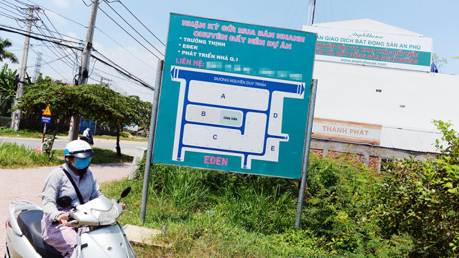 Quảng cáo mua bán nhà đất trên đường Nguyễn Duy Trinh, TP. HCM. Ảnh: Quang Định