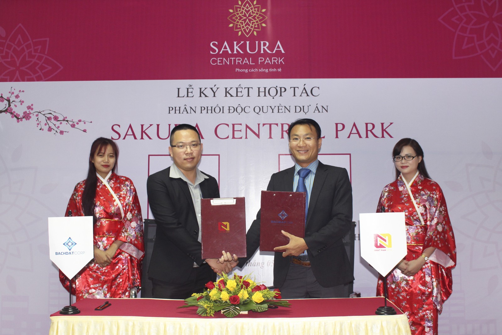 Ông Trương Văn Hào - Phó Tổng giám đốc Nhất Nam Land (phải) và ông Nguyễn Công Mẫn – Phó Giám đốc công ty Bách Đạt Corp (trái) ký kết hợp tác phân phối độc quyền dự án Sakura Central Park.