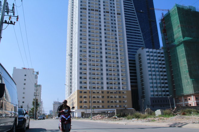 Tổ hợp khách sạn Mường Thanh và căn hộ chung cư cao cấp Sơn Trà - nơi có 104 căn hộ xây trái phép. Ảnh: H. Khá - Tuổi trẻ.