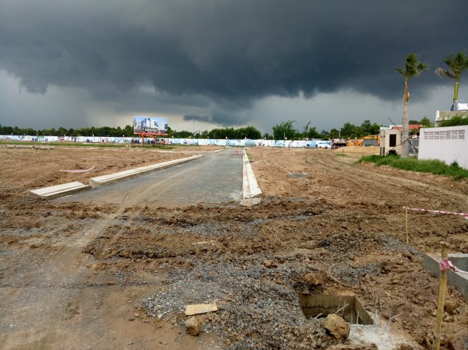 Khách hàng có ý định mua đất ở quận 9, TP.HCM nhưng cò đất lại đưa đến “dự án” ở Trảng Bom (Đồng Nai) -Ảnh: Trần Mạnh.