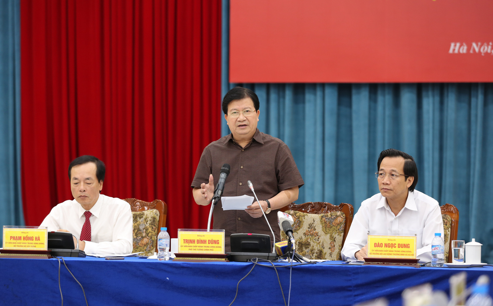 Phó Thủ tướng Trịnh Đình Dũng yêu cầu phải sớm xây dựng, hoàn chỉnh đề án hỗ trợ nhà ở cho người có công của mỗi địa phương. Ảnh: VGP/Xuân Tuyến.