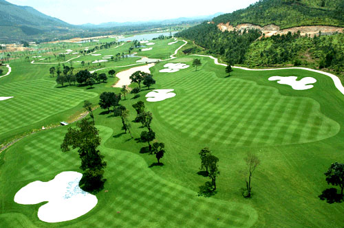 Sân golf Phượng Hoàng nằm trên địa bàn huyện Kỳ Sơn, tỉnh Hoà Bình.