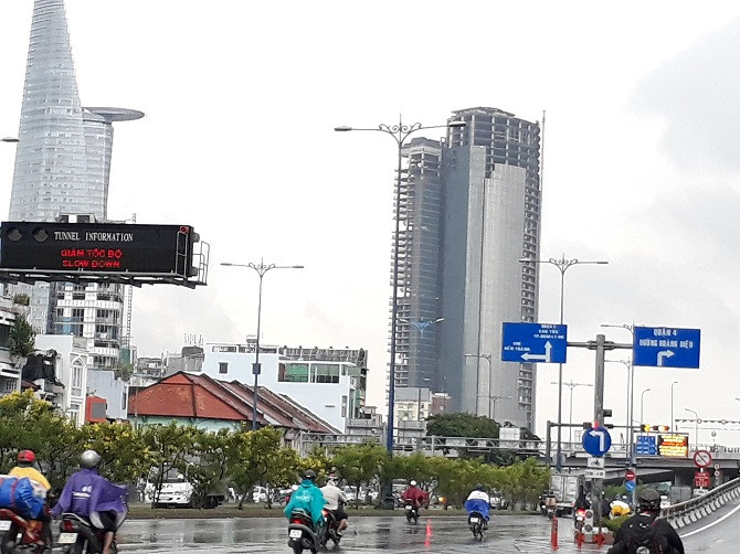  Saigon One Tower triển khai dở dang đứng sừng sững ngay cạnh nhiều dự án tầm cỡ của TP.HCM - Ảnh: Danh Phú.