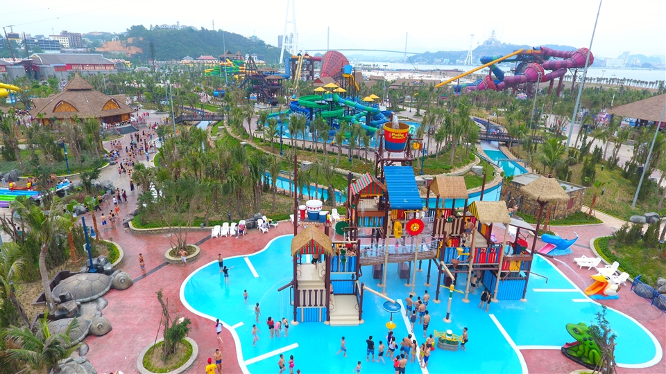 Xanh của cây cối, xanh của nước, quy mô hiện đại của hệ thống 12 trò chơi dưới nước phù hợp với mọi lứa tuổi, bước vào Typhoon Water Park, chợt liên tưởng đến các công viên nước hàng đầu thế giới như Typhoon Lagoon (Mỹ), Blizzard Beach thuộc khu giải trí nổi tiếng Walt Disney World (Mỹ).