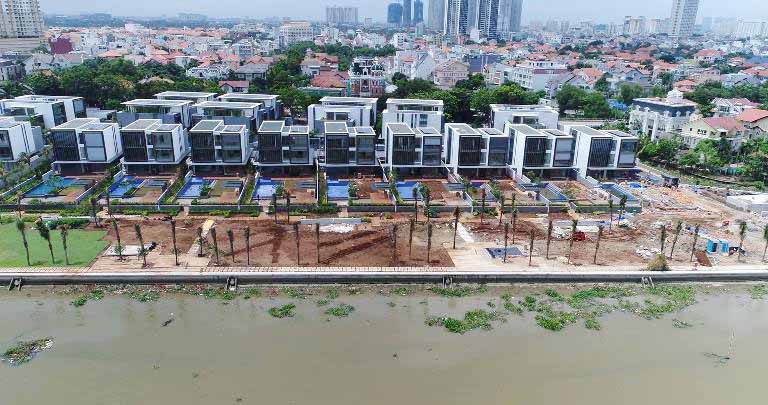 Khoảng 11 căn biệt thự phải phá dỡ hồ bơi vì vi phạm khoảng lùi sông Sài Gòn.