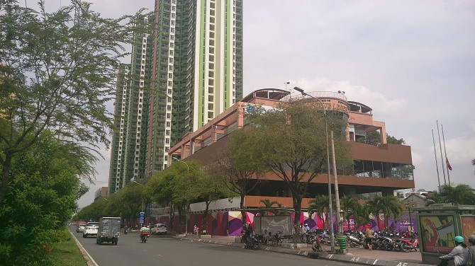 Thuận Kiều Plaza nay có tên mới và màu sơn mới - Ảnh: Huyền Châm.