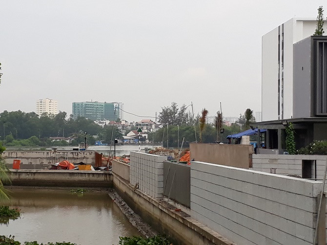 Đơn vị này đã xây dựng tăng diện tích tầng trệt, vi phạm khoảng lùi sông Sài Gòn, rạch Ông Hóa, tổng diện tích vi phạm lên đến hơn 1.396m2.