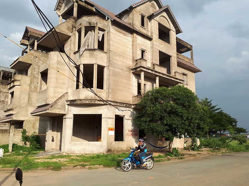 Nhiều biệt thự tại khu dân cư Khang An, phường Phú Hữu, quận 9, TP.HCM bỏ hoang từ nhiều năm nay.Ảnh: THÙY LINH