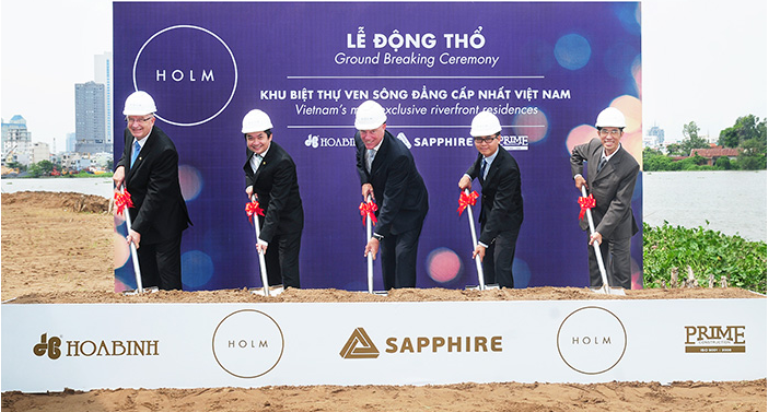 Đại diện Công ty Cổ phần Xây dựng và Kinh doanh Địa ốc Hòa Bình dự lễ khởi công dự án Thảo Điền Sapphire - tên thương mại là Holm Residence.