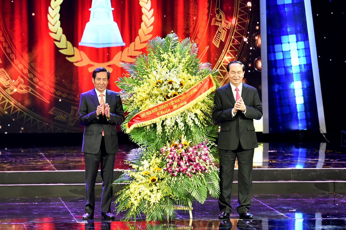 Chủ tịch nước Trần Đại Quang tặng hoa chúc mừng Ngày Báo chí Cách mạng Việt Nam. Ảnh: VGP/Nhật Bắc.