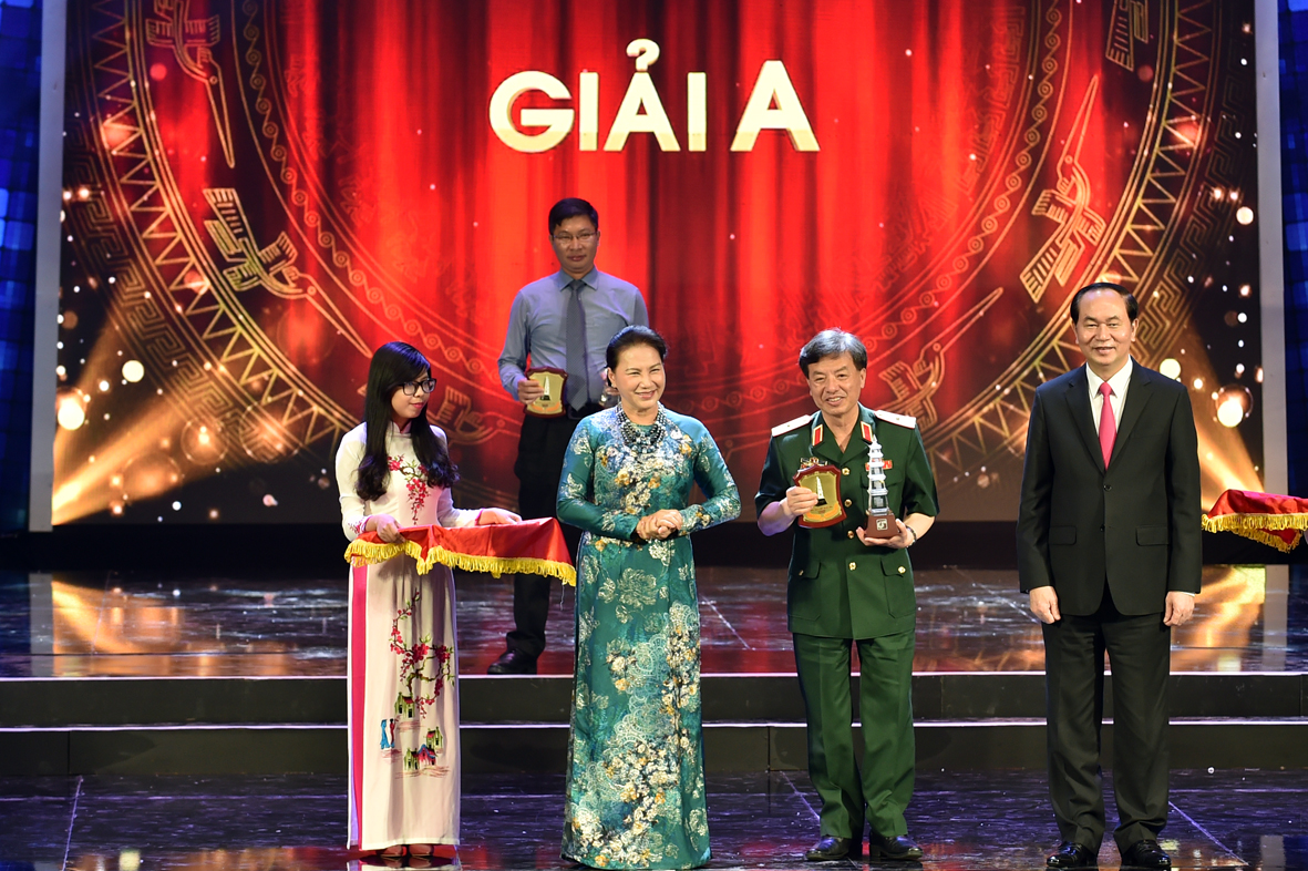 Chủ tịch nước Trần Đại Quang, Chủ tịch Quốc hội Nguyễn Thị Kim Ngân trao Giải A cho tác giả đoạt giải của báo Quân đội Nhân dân. Ảnh: VGP/Nhật Bắc.
