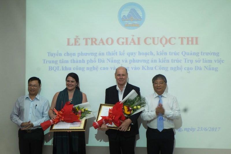 Phó Chủ tịch UBND TP. Đà Nẵng Nguyễn Ngọc Tuấn trao hai giải Nhì (không có giải Nhất).