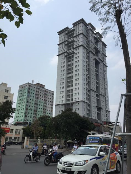 Dù tòa nhà 4A Tạ Quang Bửu đã xây xong 10 năm nay, nhưng vẫn chưa có người đến ở