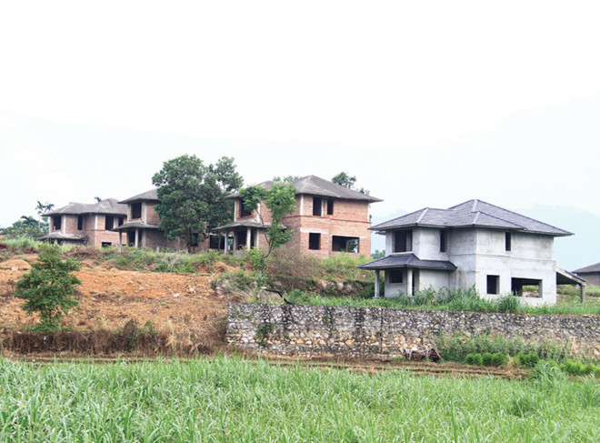 Những biệt thự bỏ hoang ở Yên Bài.Ảnh: Thành Nguyễn