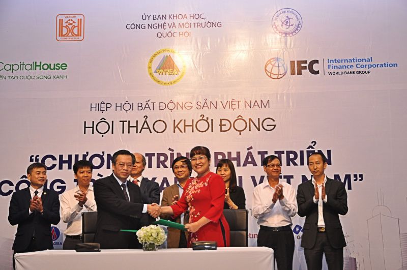 Bà Lưu Thị Thanh Mẫu-TGĐ Phuc Khang Corporation, nhà phát triển BĐS đầu tiên khu vực Phía Nam tiên phong kí cam kết Phát triển Công trình xanh tại Việt Nam