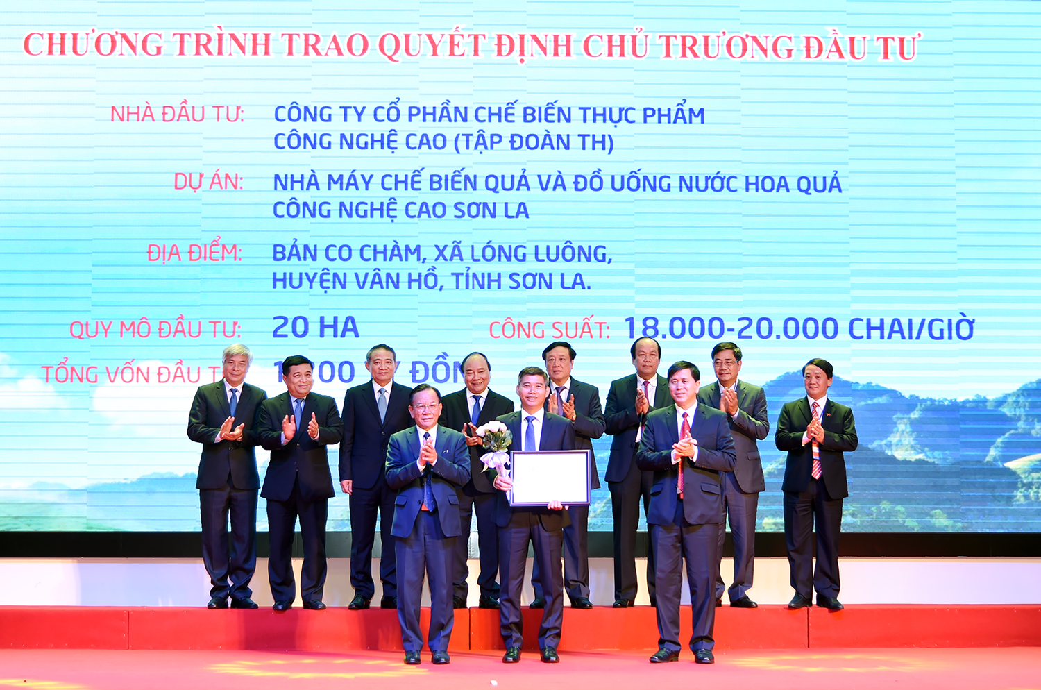 Thủ tướng chứng kiến Lễ trao quyết định chủ trương đầu tư và cam kết đầu tư vào tỉnh Sơn La. Ảnh: VGP/Quang Hiếu.