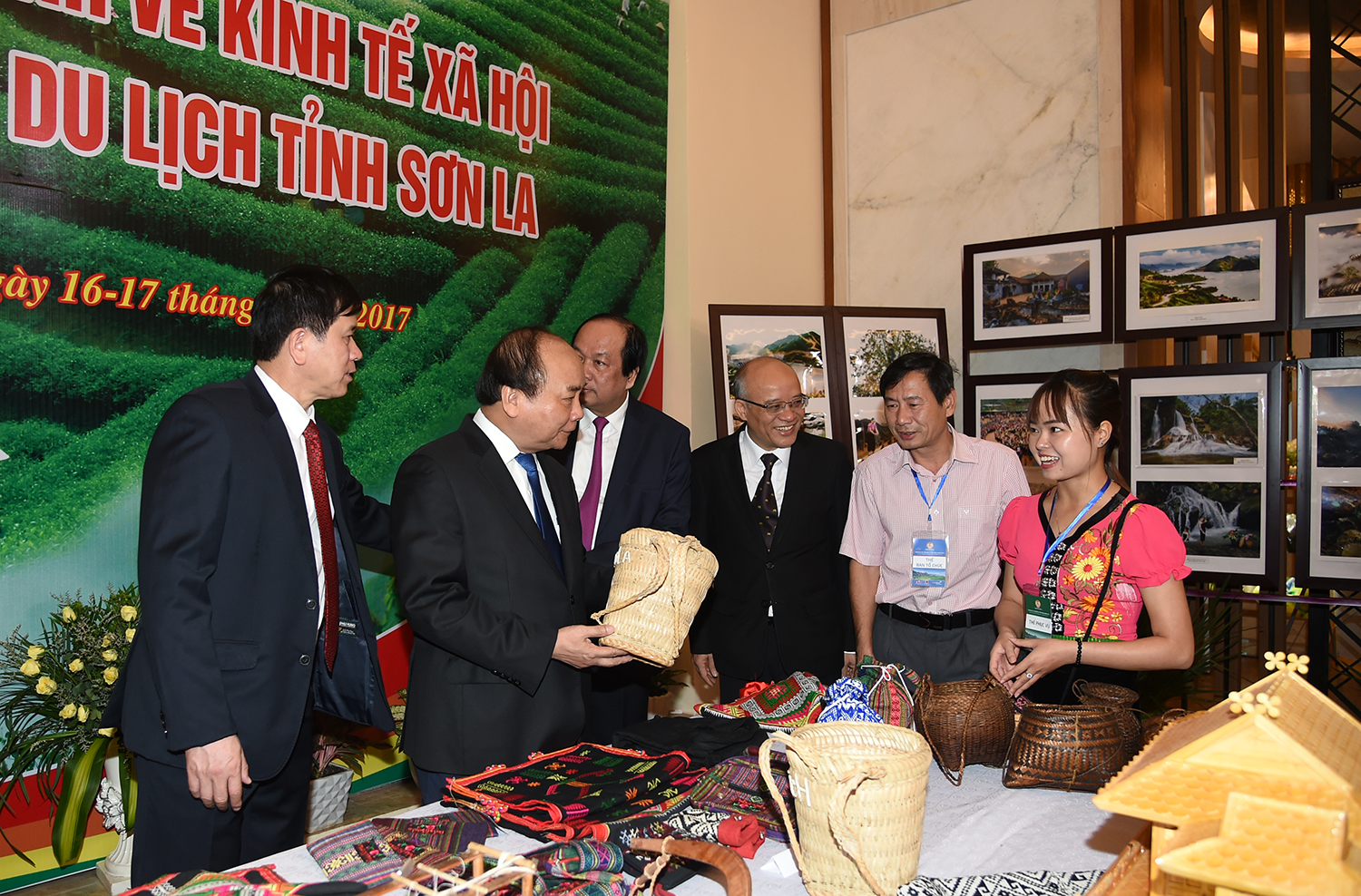 Thủ tướng Nguyễn Xuân Phúc tham quan gian hàng giới thiệu sản phẩm của tỉnh Sơn La. Ảnh: VGP/Quang Hiếu.