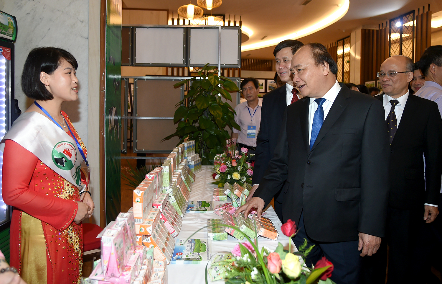Thủ tướng tham quan các gian hàng trưng bày đặc sản về du lịch, kinh tế của tỉnh Sơn La. Ảnh: VGP/Quang Hiếu.