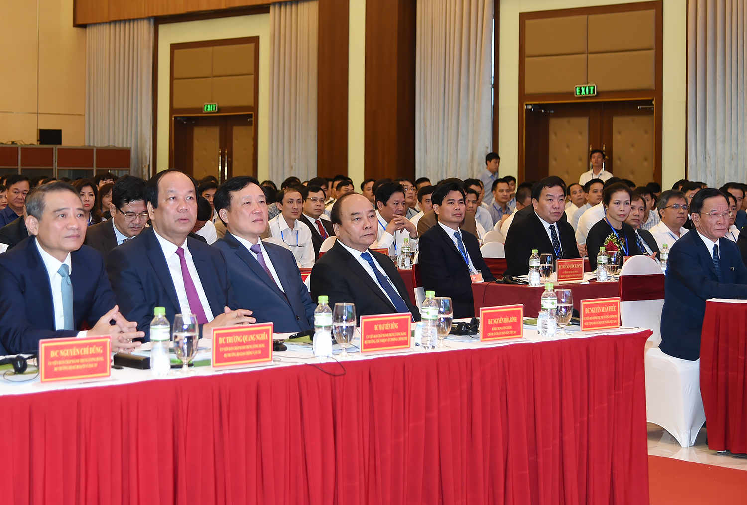 Thủ tướng Nguyễn Xuân Phúc và đại diện một số lãnh đạo bộ, ban, ngành dự Hội nghị Xúc tiến đầu tư tỉnh Sơn La năm 2017. Ảnh: VGP/Quang Hiếu.