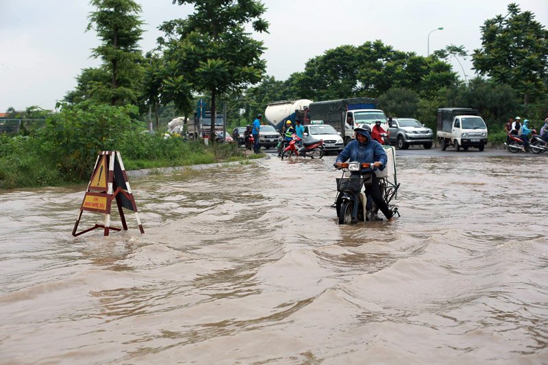 Nút giao Thiên Đường Bảo Sơn với Đại lộ Thăng Long trở thành “điểm đen” cứ mưa to là ngập úng kéo dài.