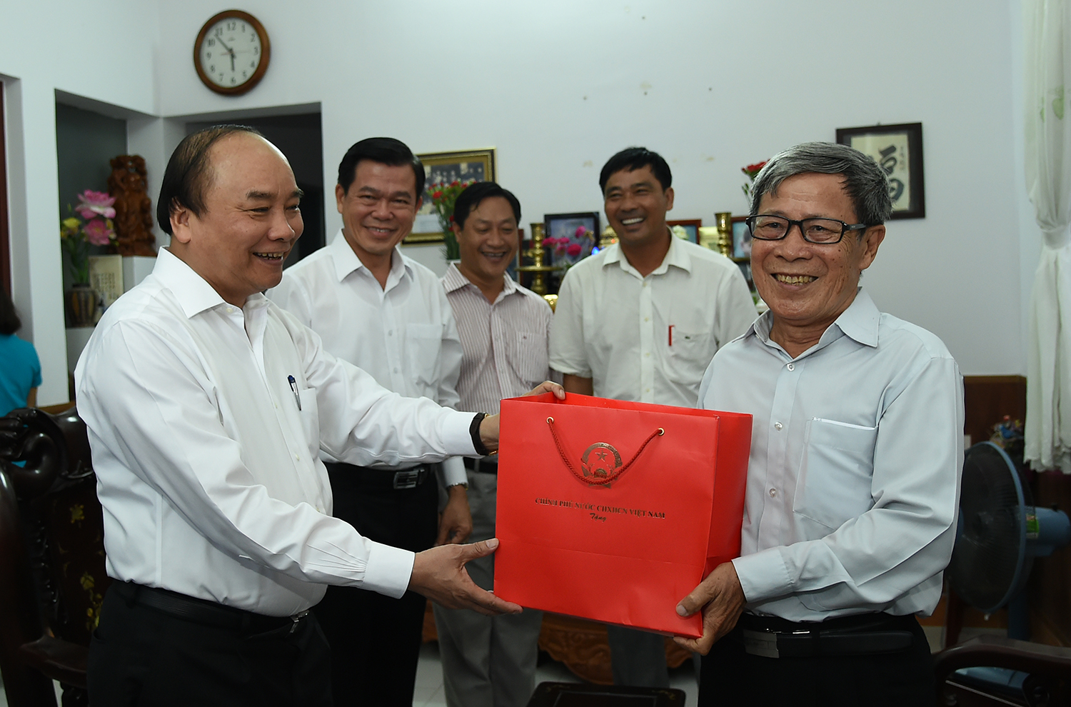 Thủ tướng thăm và tặng quà gia đình ông Võ Như Huyên. Ảnh: VGP/Quang Hiếu.