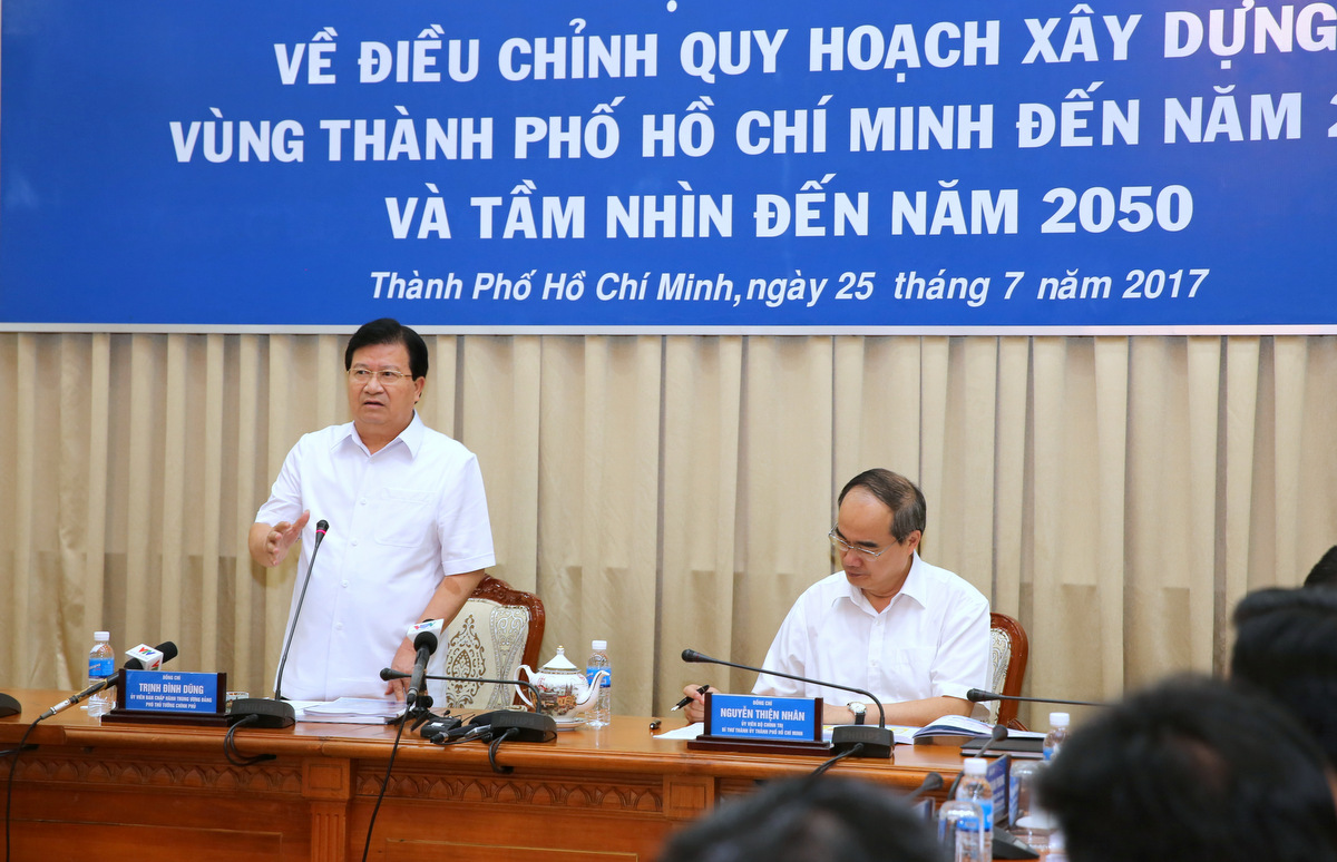 Bí thư Thành ủy TPHCM Nguyễn Thiện Nhân và Phó Thủ tướng Trịnh Đình Dũng đều nhất trí cho rằng, việc điều chỉnh quy hoạch phải nhằm tạo cơ sở để phát triển vùng TPHCM trở thành động lực phát triển kinh tế của cả nước. Ảnh: VGP/Xuân Tuyến.
