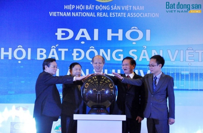 Lãnh đạo Hiệp hội Bất động sản Việt Nam bấm nút khai trương hoạt động của Tạp chí.