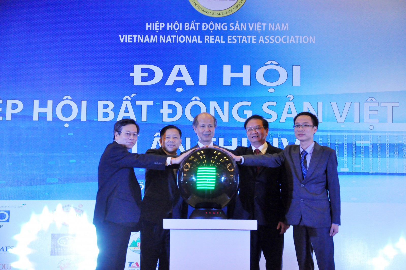Lãnh đạo Hiệp hội BĐS Việt Nam bấm nút khai trương hoạt động Tạp chí điện tử BĐS Việt Nam.