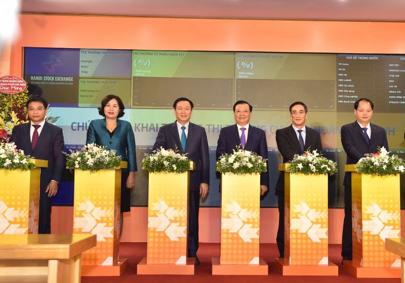 Phó Thủ tướng Vương Đình Huệp/và các đại biểu nhấn nút khai trương thị trường chứng khoán phái sinh. Ảnh: VGP/Nhật Bắc