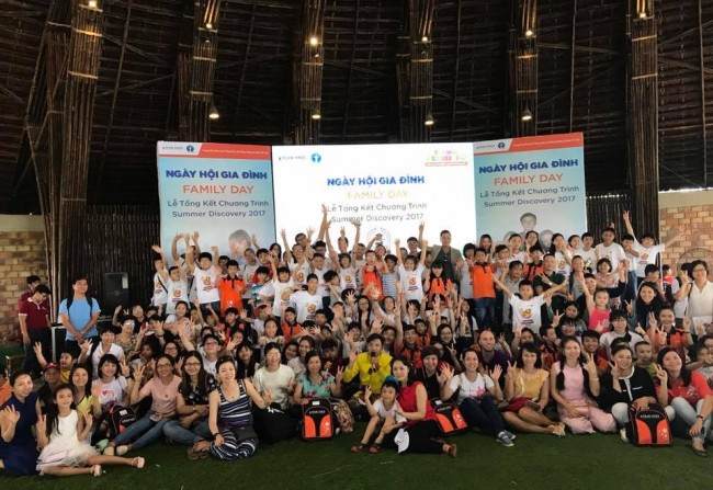 Ban tổ chức chụp hình kỉ niệm với toàn thể các học viên Adam Khoo Learning Centre và gia đình của các em tại Trung tâm Hội nghị Tre Việt.