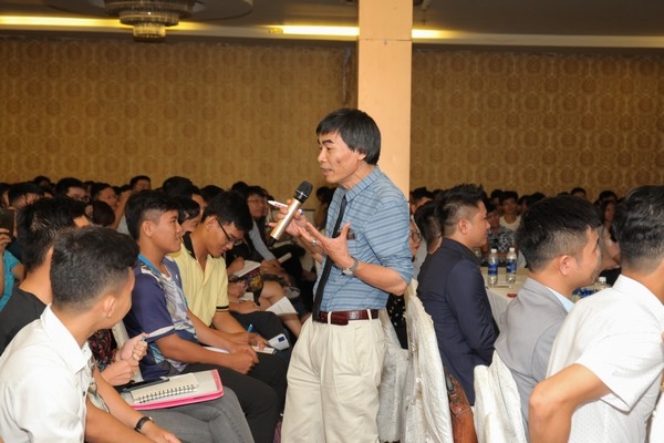 Tiến sỹ Lê Thẩm Dương chia sẻ tại hội thảo.