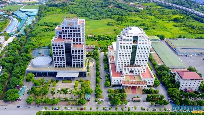 Trong ảnh là 2 trụ sở mới của Bộ Tài Nguyên và Môi trường và Bộ Nội Vụ được xây dựng sát nhau trên đường Tôn Thất Thuyết. Ảnh: Trần Kháng.