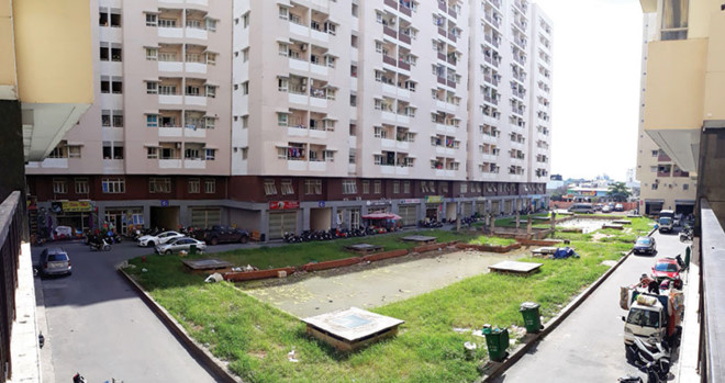 Lối đi bộ chung cư Khang Gia Gò Vấp được một số hộ kinh doanh tận dụng làm bãi đỗ xe. Ảnh: Việt Dũng.